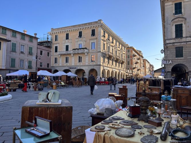 MERCATINO DELL'ANTIQUARIATO